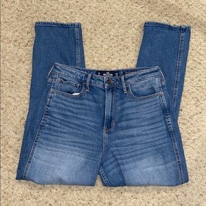 Hollister Curvy Ultra High-Rise Mom Jeans